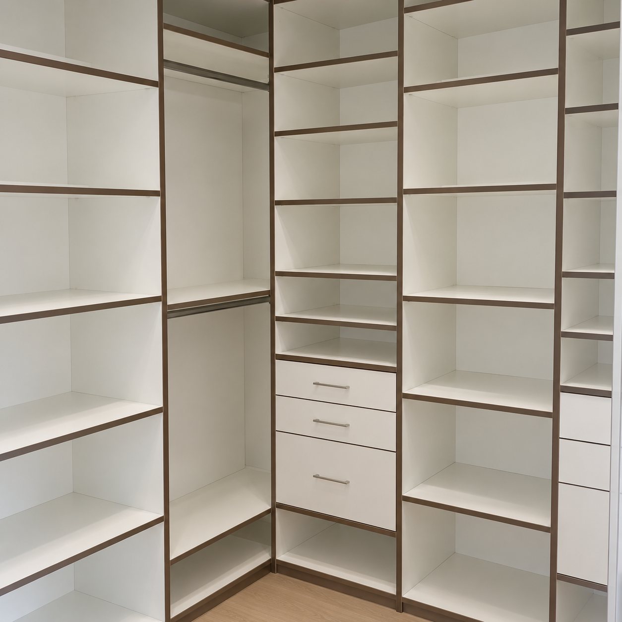 Dressing sur mesure d’angle avec étagères blanches et tiroirs