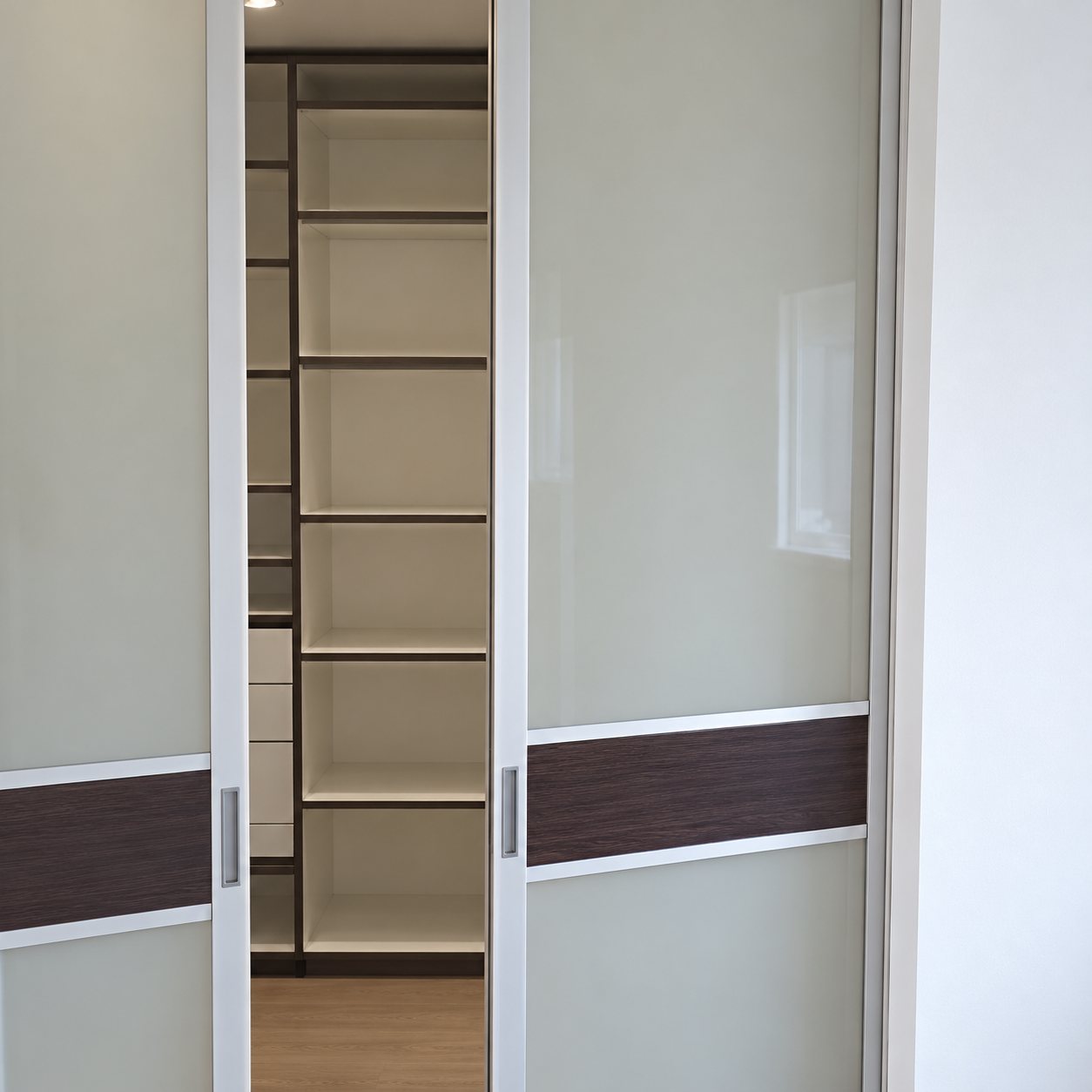 Portes coulissantes en verre blanc d’un dressing sur mesure