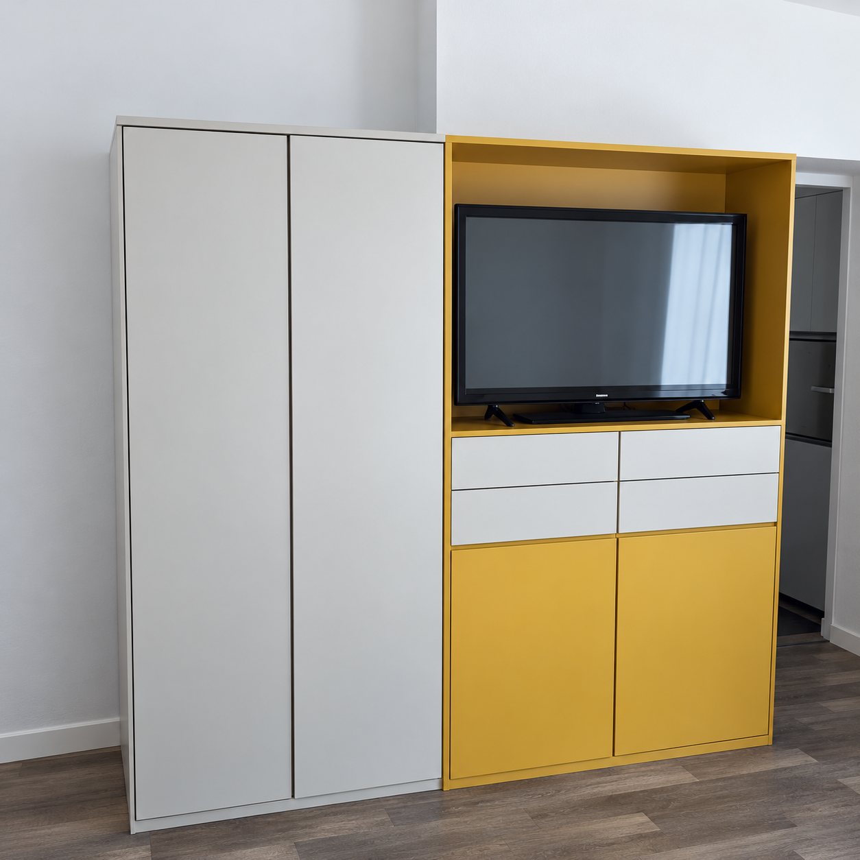Meuble de rangement blanc et jaune avec télévision intégrée