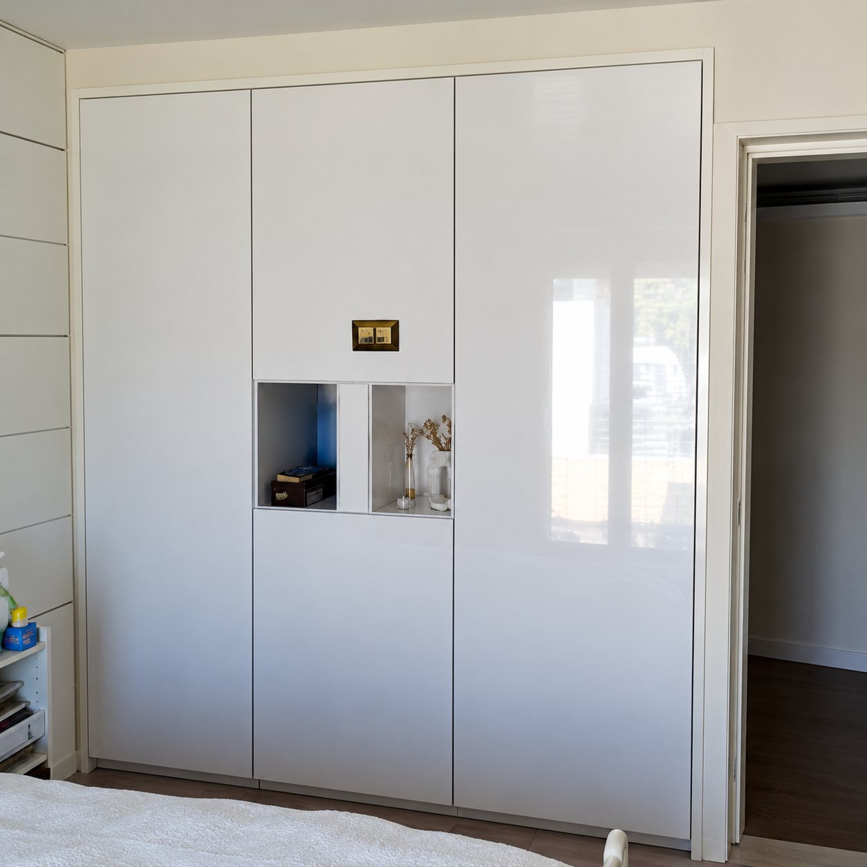 Armoire blanche laquée avec une niche lumineuse