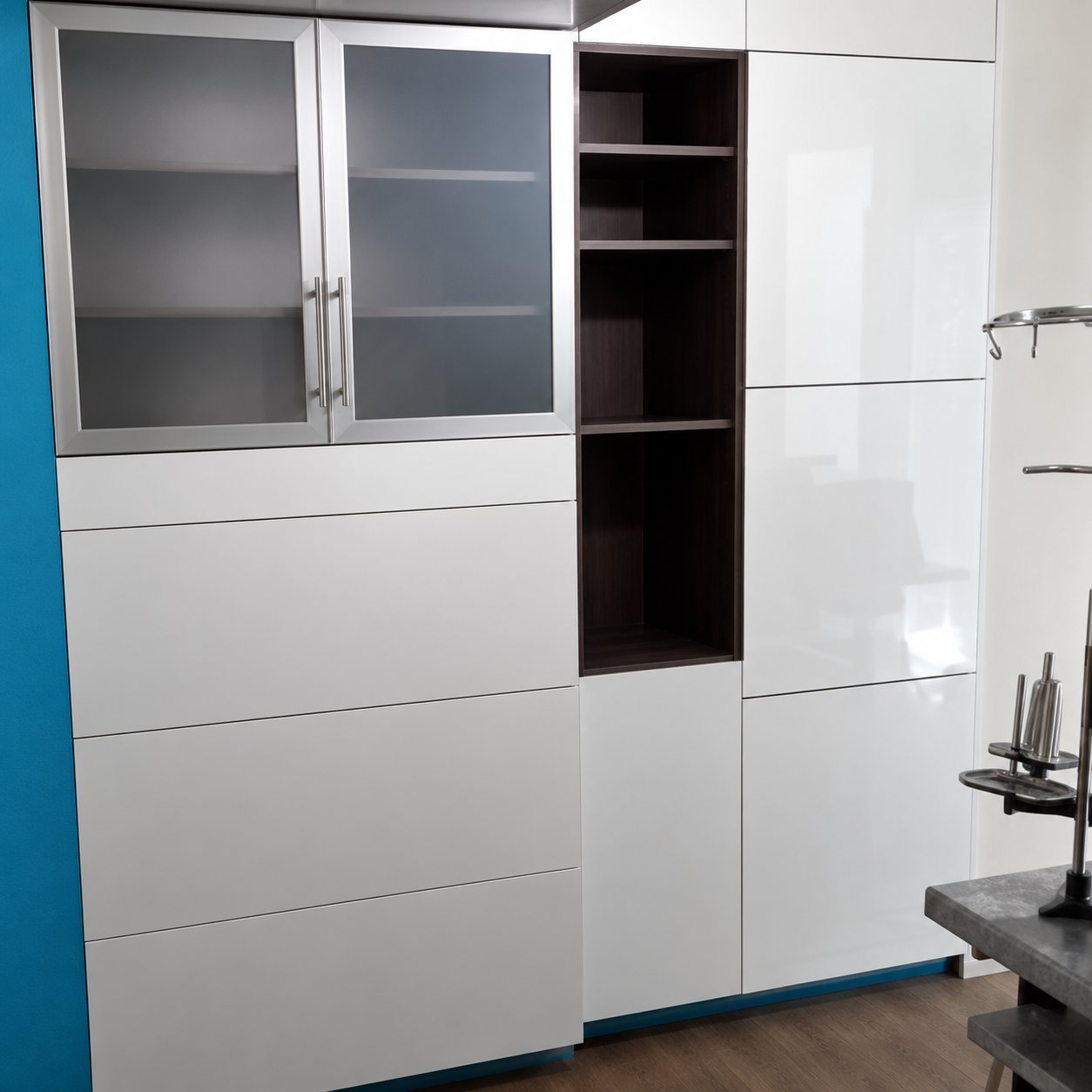 Meuble de rangement blanc laqué avec vitrines