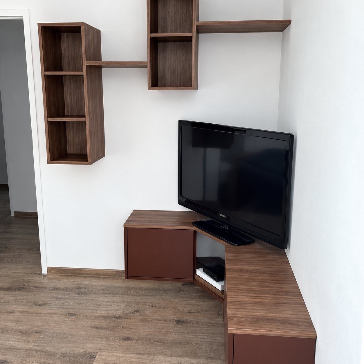 Meuble TV d’angle en bois foncé avec étagères
