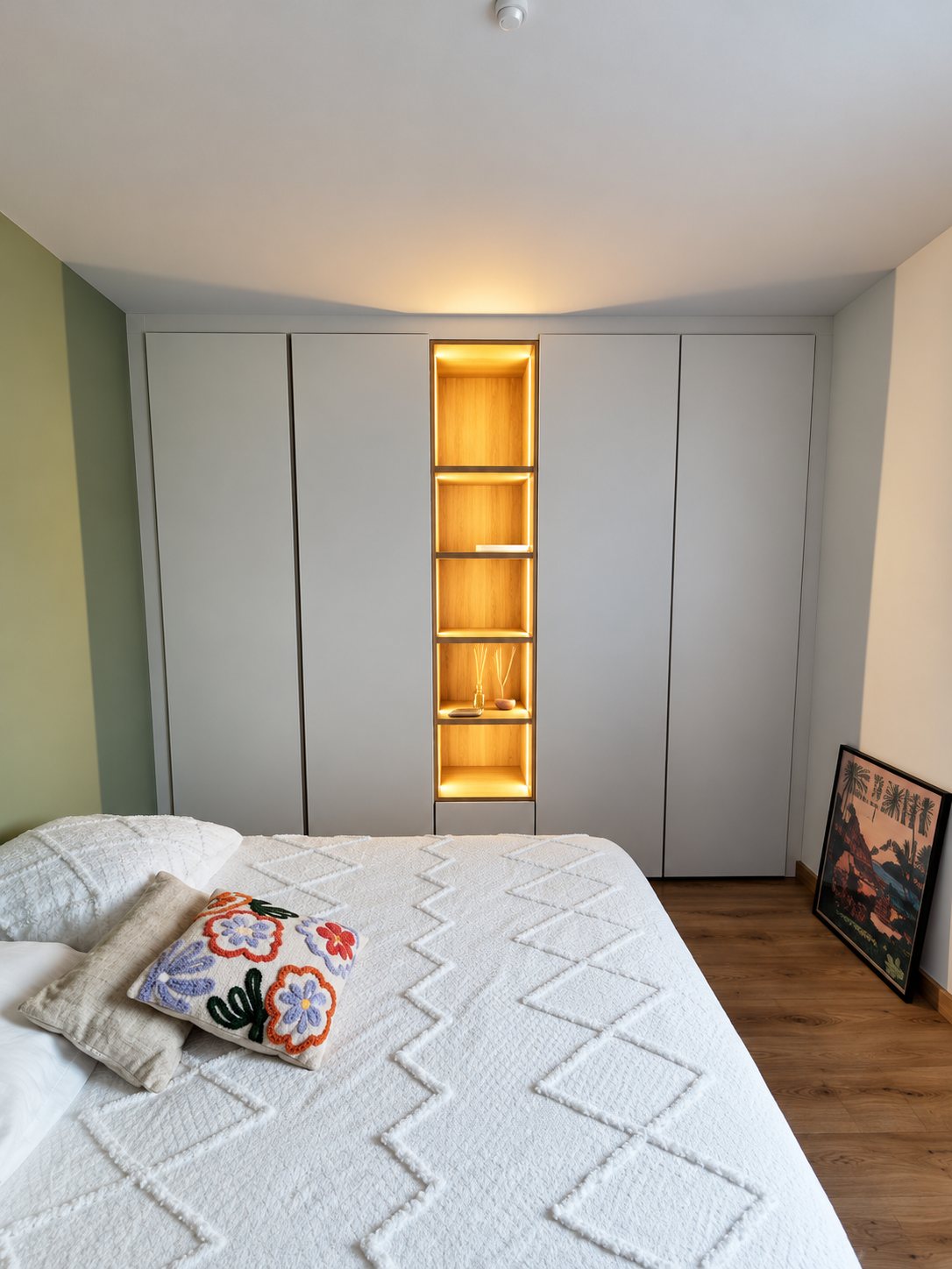 Armoire blanche avec une niche lumineuse dans une chambre