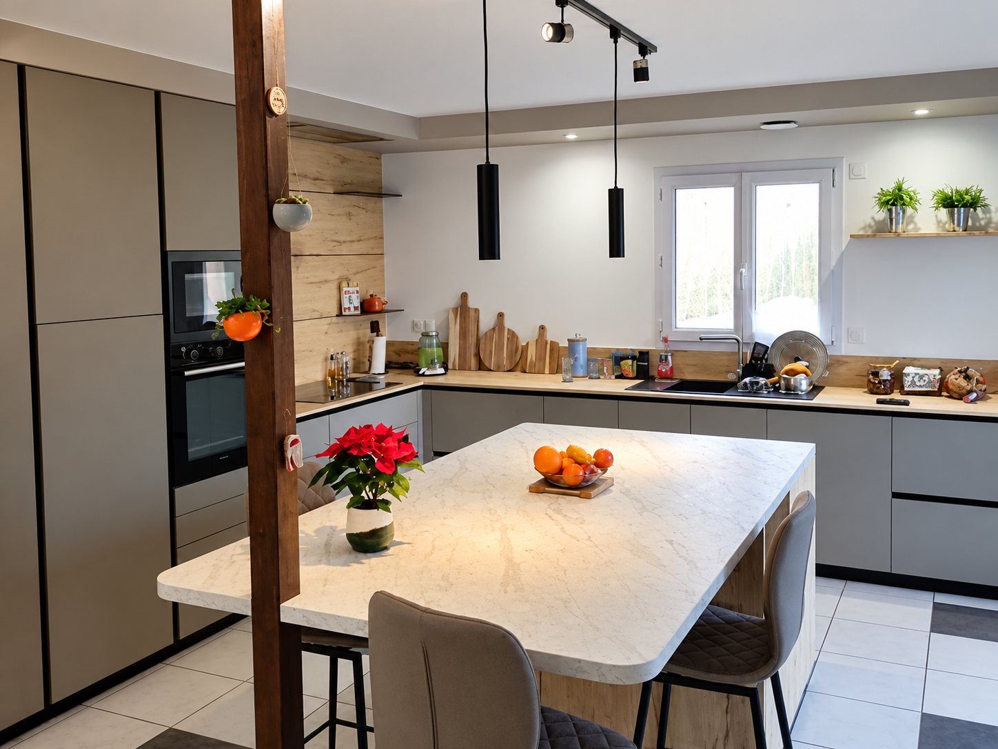 Cuisine après rénovation avec îlot et plan de travail clair
