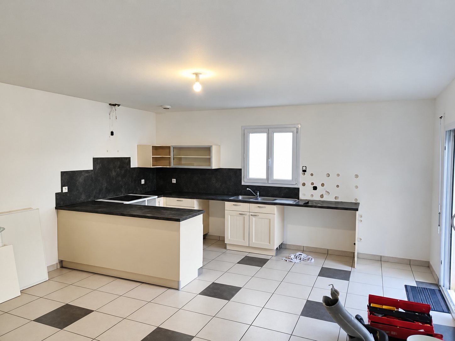 Cuisine avant rénovation, pièce vidée en cours de chantier