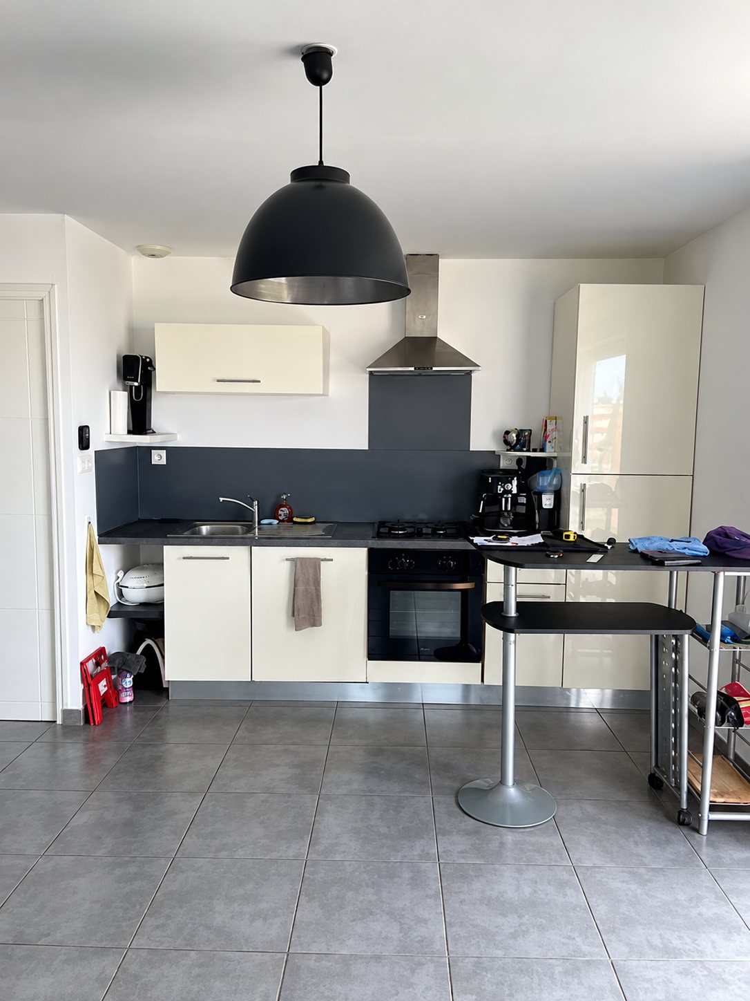 Cuisine avant rénovation avec une suspension noire