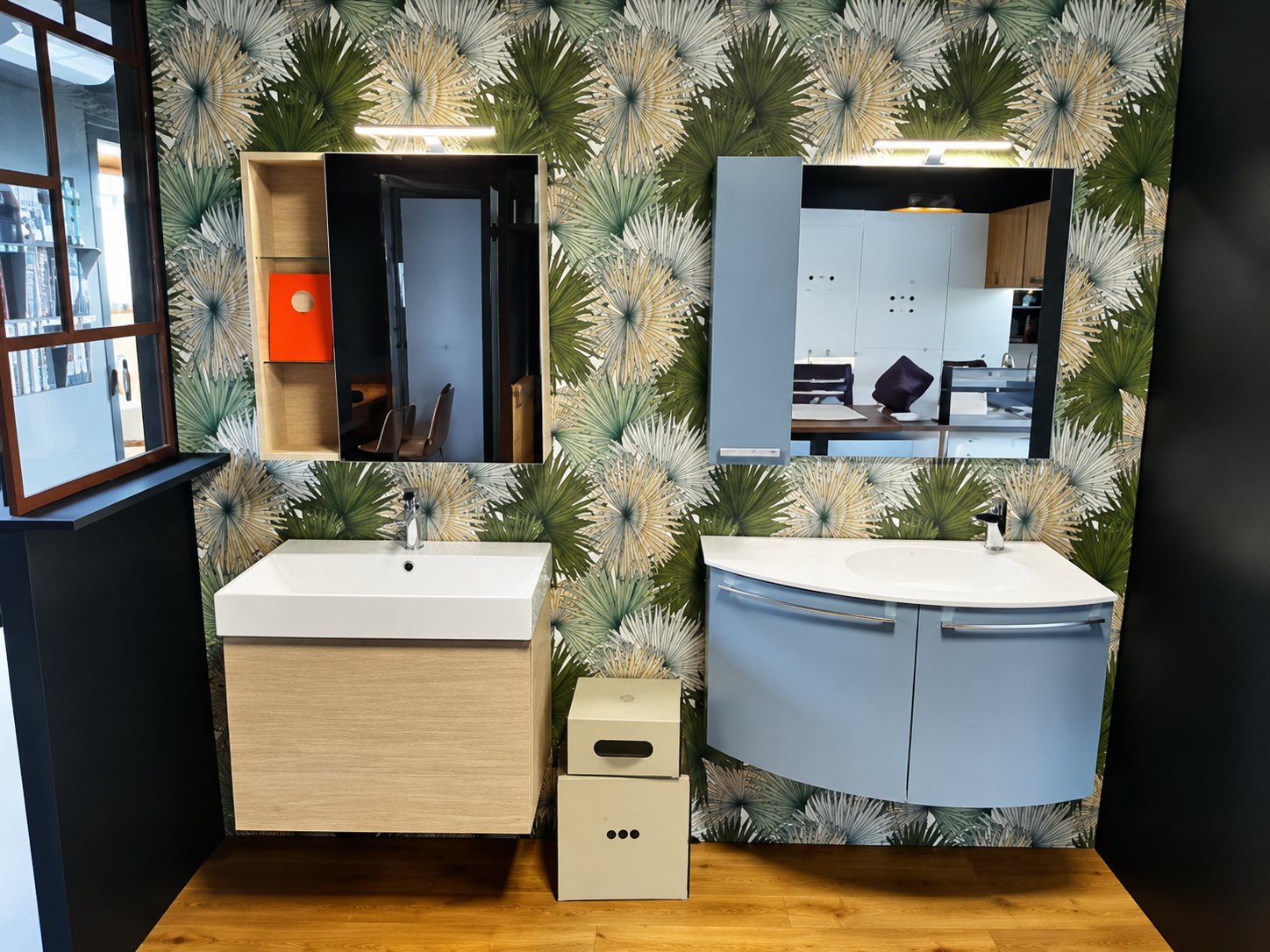 Deux meubles vasque devant un papier peint à feuillage
