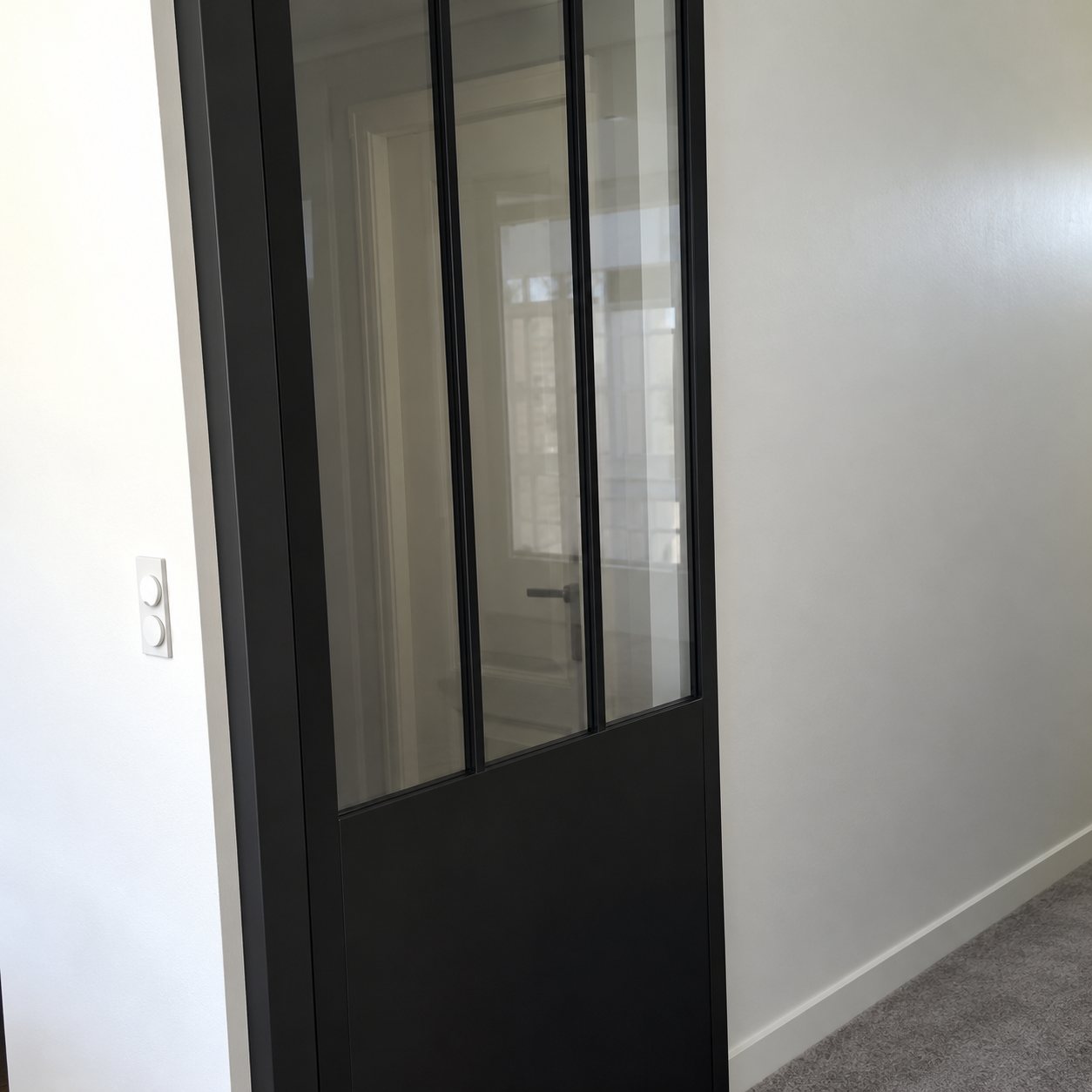 Porte vitrée à cadre noir