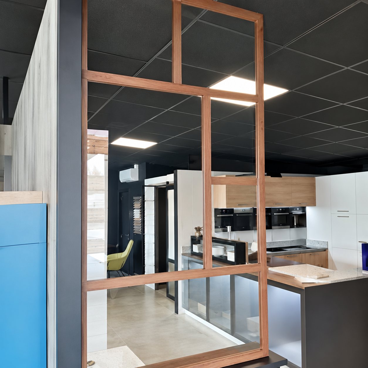 Verrière en cuivre et bois dans un espace de travail