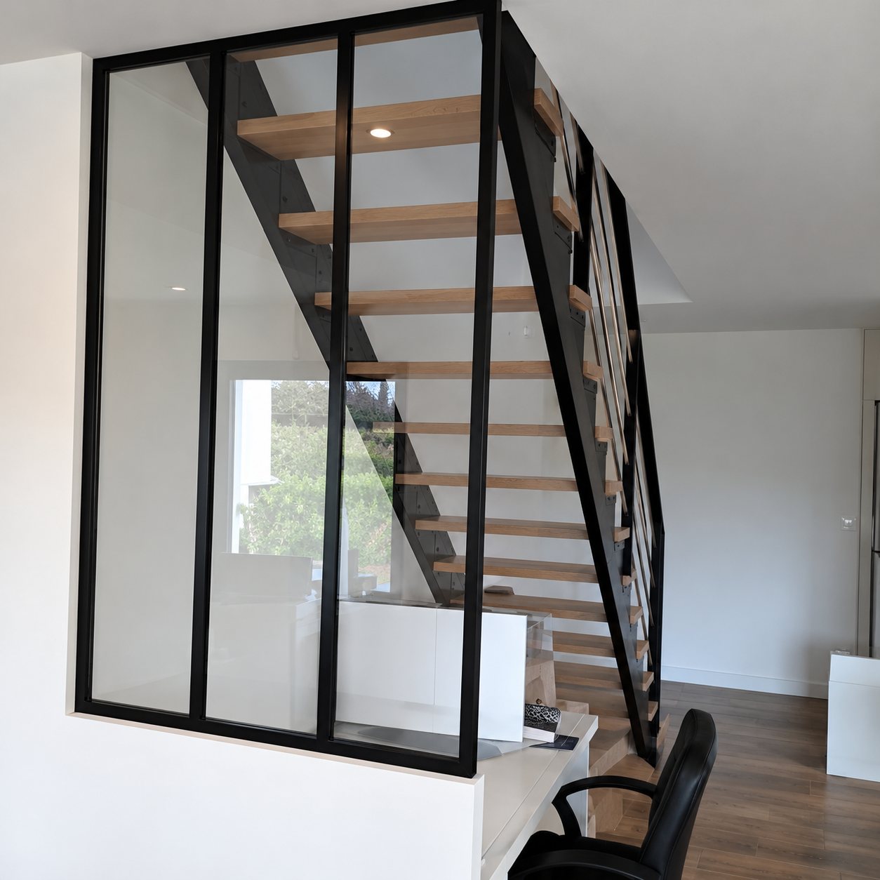 Verrière noire le long d’un escalier